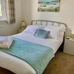 Lovely 2 Bedroom, 2 Bathroom House With Parking.
