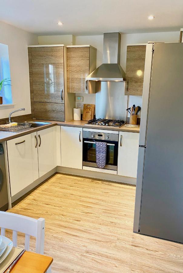 Lovely 2 Bedroom, 2 Bathroom House With Parking. * Plymouth