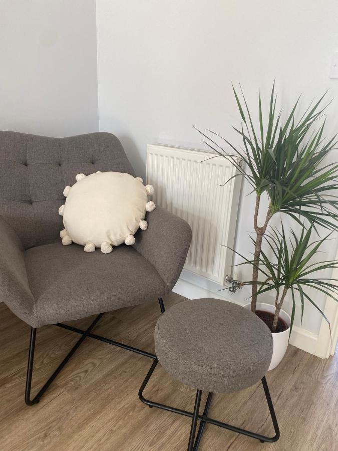 Lovely 2 Bedroom, 2 Bathroom House With Parking. Holiday home Plymouth