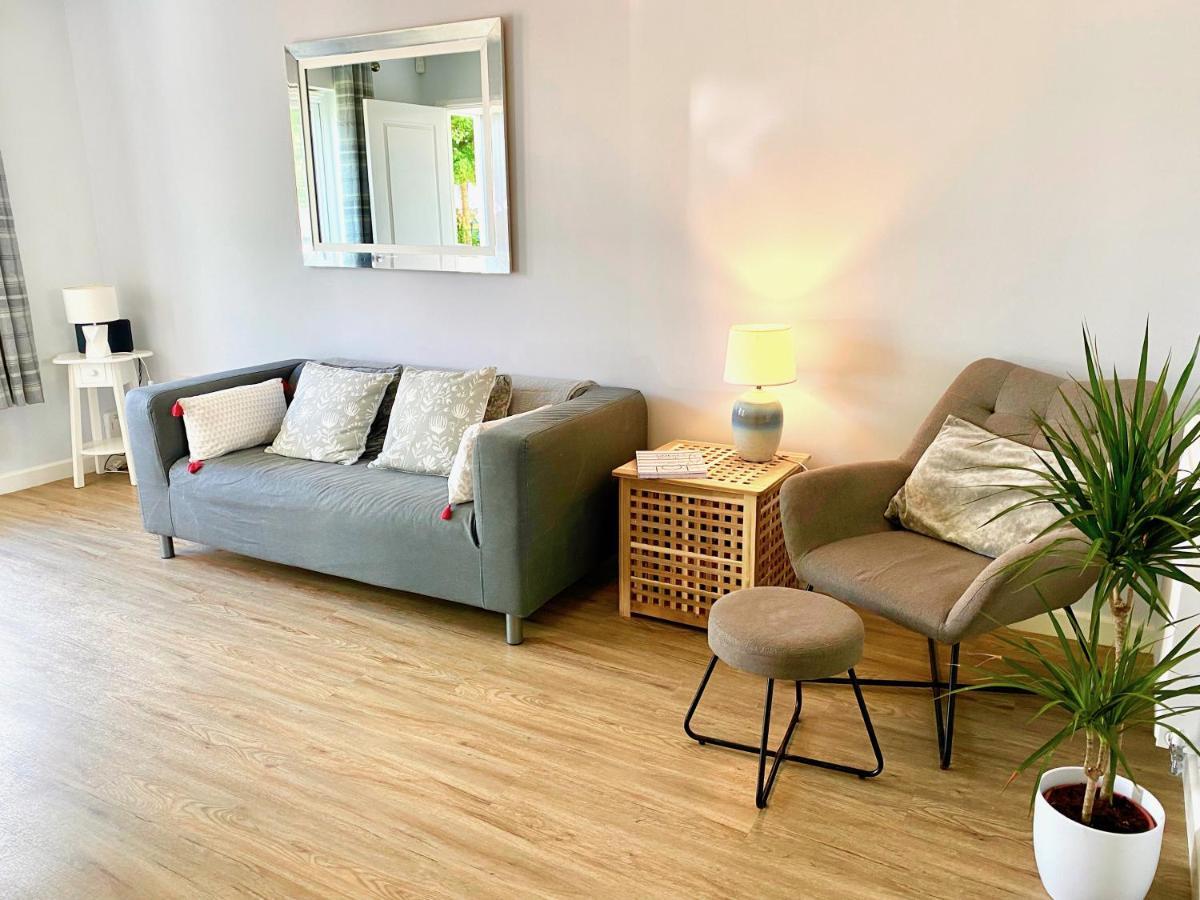 Lovely 2 Bedroom, 2 Bathroom House With Parking. *