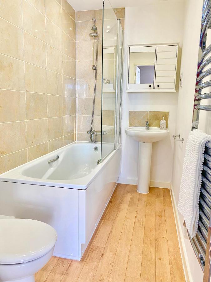 Lovely 2 Bedroom, 2 Bathroom House With Parking. *
