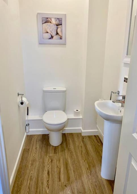 Lovely 2 Bedroom, 2 Bathroom House With Parking. Holiday home