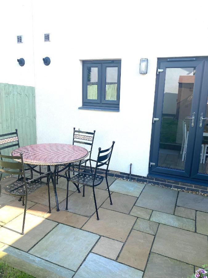 Lovely 2 Bedroom, 2 Bathroom House With Parking. Holiday home