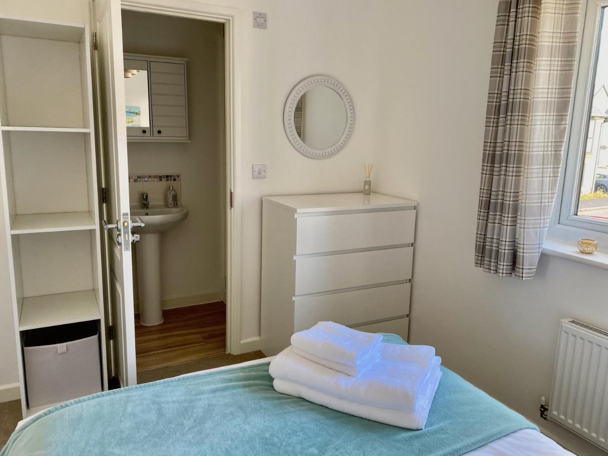 Lovely 2 Bedroom, 2 Bathroom House With Parking. * Plymouth