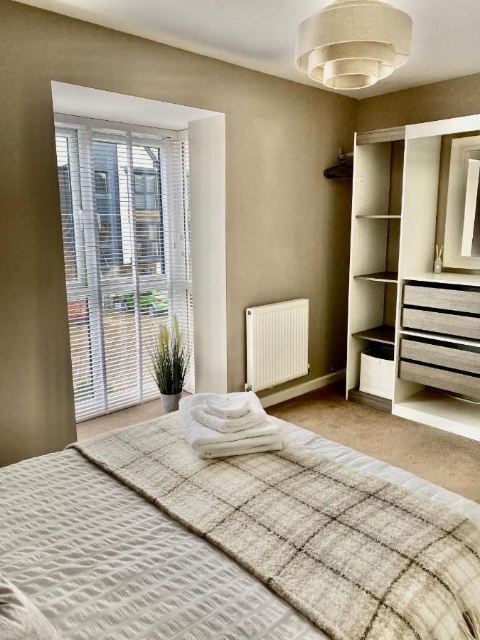Lovely 2 Bedroom, 2 Bathroom House With Parking. Holiday home