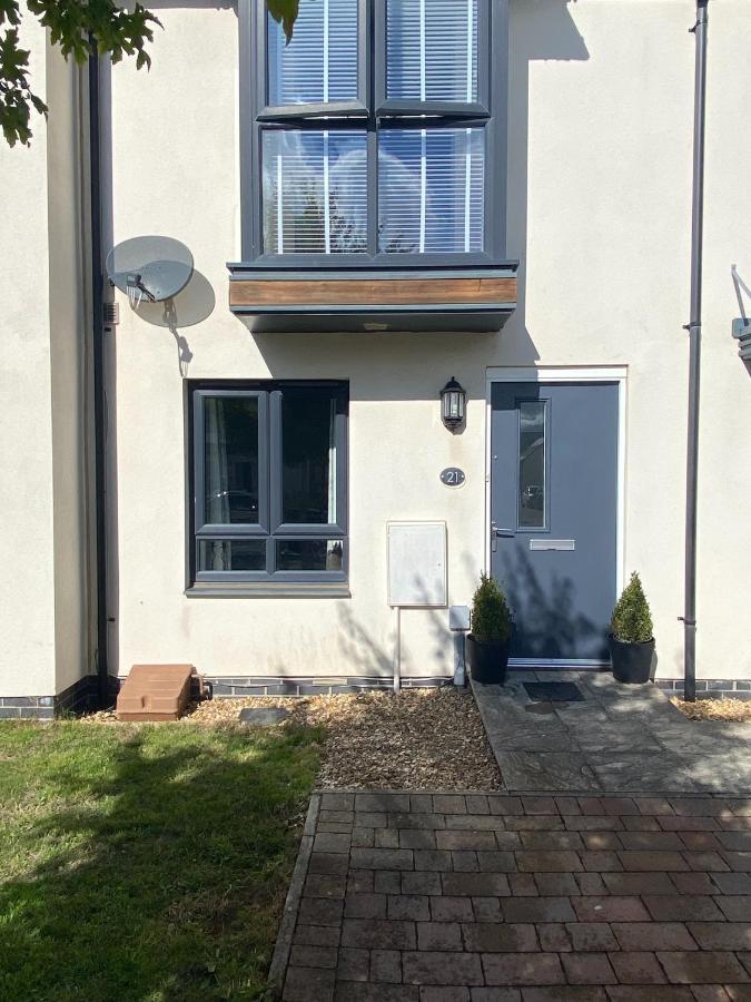 Lovely 2 Bedroom, 2 Bathroom House With Parking. Holiday home Plymouth